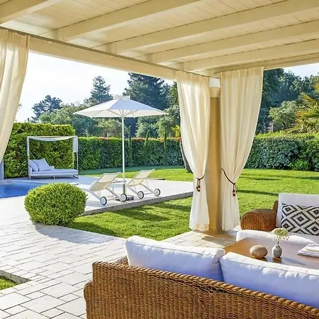 Sleeps 4 Pool Wifi Vilă